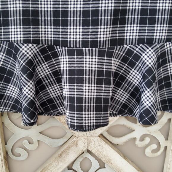 Jinx Women's Junior Ruffle Hem Plaid Skirt in Black & White Size Medium - Picture 2 of 5